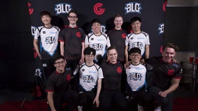 且他在更衣 且他在更衣